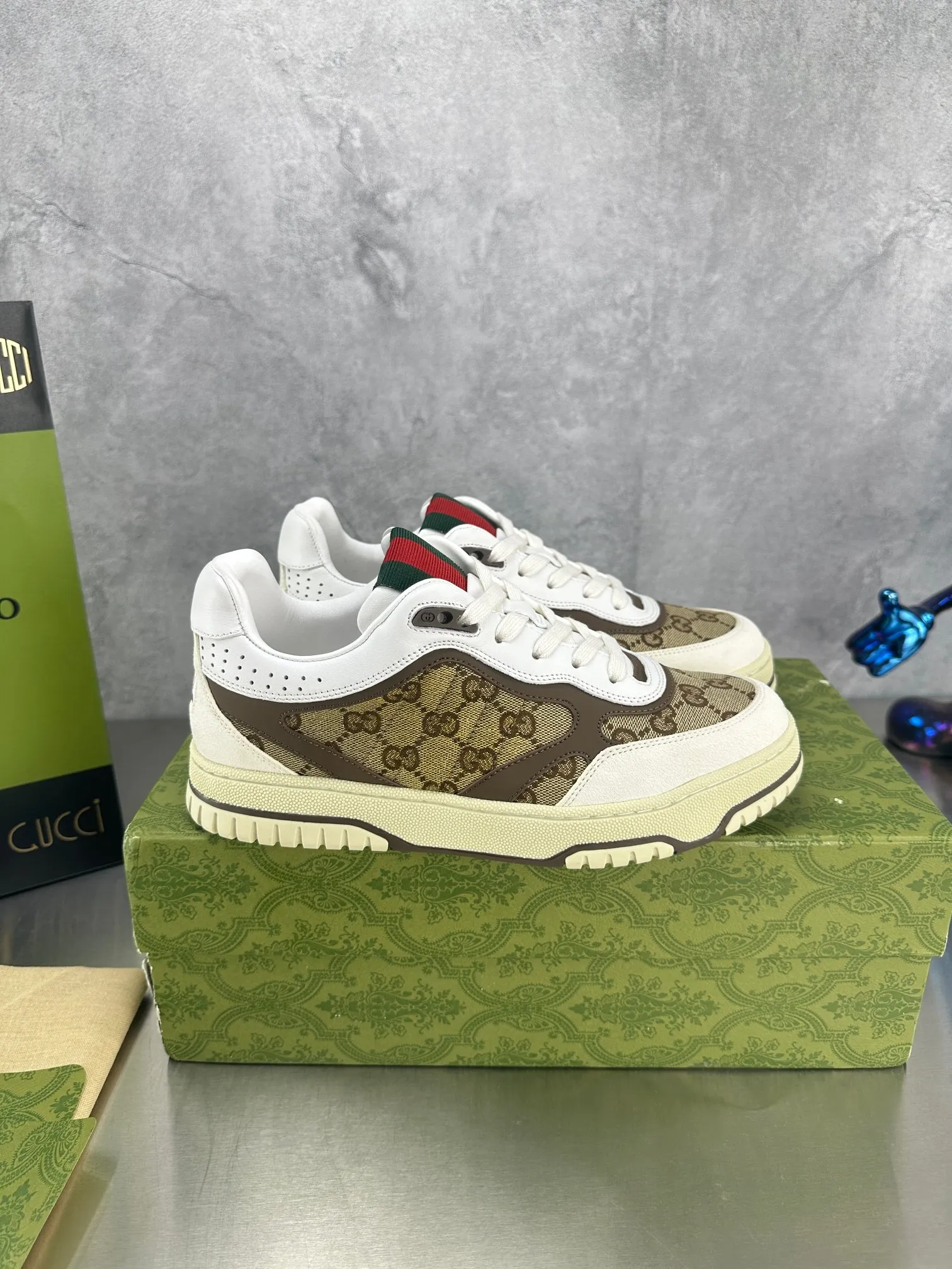 👟👟Ex-factory price 600👟👟 Gucci's latest hot-selling series of high and low-cut distressed couple's sneakers are shipped. The original version is purchased, developed and manufactured. This high-low top sneaker adopts a basketball-style silhouette design, cleverly integrated with hollow panels and distressed effects, showing its unique ingenuity. The ingenuity incorporates brand logo details such as interlocking Double G styling accessories and Gucci lettering, a low-key tribute to the brand's design heritage. Exquisite packaging at the delivery counter 🛍📦 ▪️ Fabric: Original customized imported first-layer cowhide ▪️ Inner lining: Imported first-layer cowhide ▪️ Sole: Original molded TPU sole ▪️ Sole thickness: 3cm ▪️ Size: 35-46 (Male 38 46 customized)